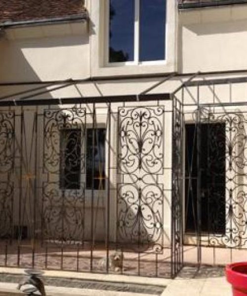 Pergola-metallique-en-fer-forge-a-FOUGERES-SUR-BIEVRE